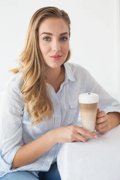 Bonita rubia disfrutando de un café con leche — Foto de Stock
