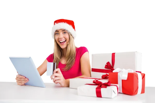 Feestelijke blonde online winkelen met Tablet PC — Stockfoto