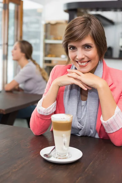 Ładna brunetka, ciesząc się jej latte — Zdjęcie stockowe