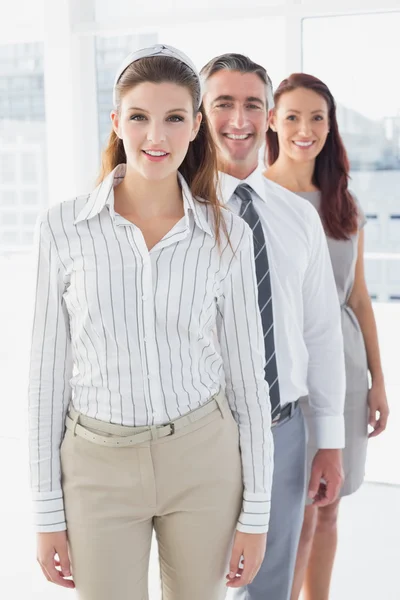 Glimlachende zakenvrouw en haar collega 's — Stockfoto