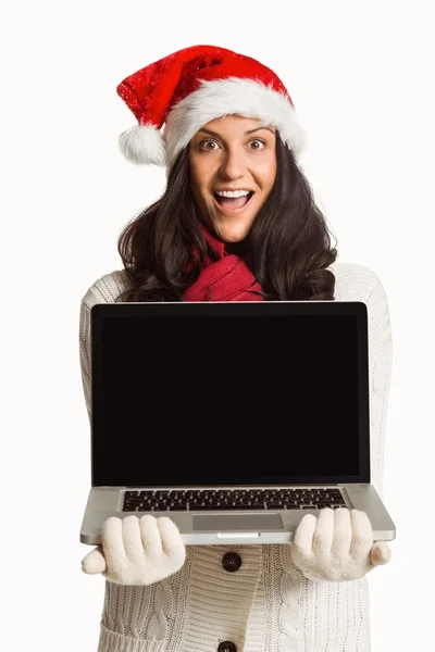 Mujer sonriente sosteniendo un portátil — Foto de Stock