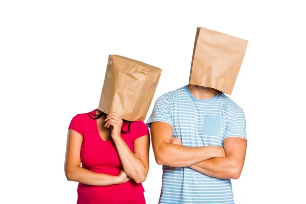 Jeune couple avec des sacs sur la tête — Photo