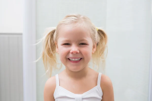 Ragazza sorridente alla macchina fotografica a casa — Foto Stock