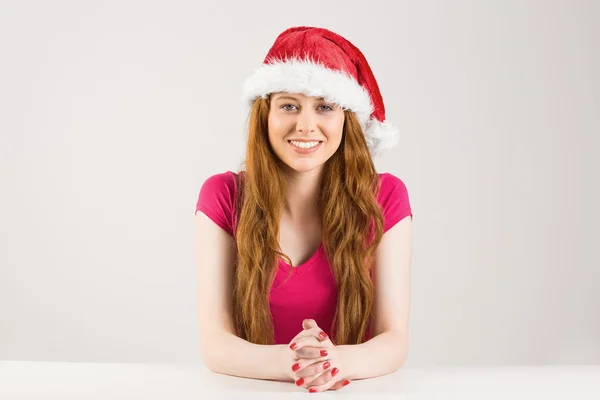 Feestelijke roodharige glimlachen op camera — Stockfoto