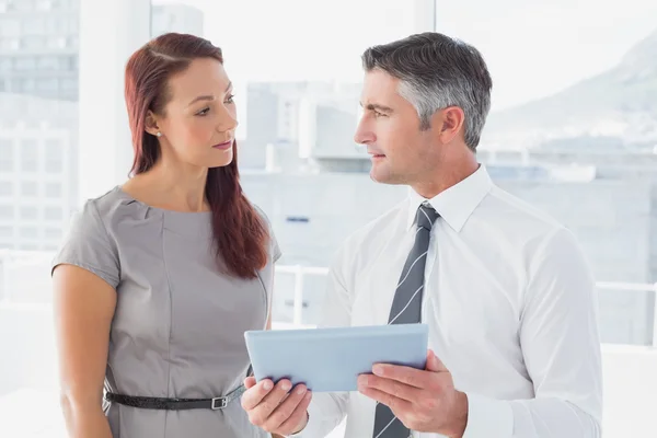 Geschäftsleute vergleichen Arbeitsnotizen — Stockfoto