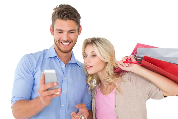 Jovem casal olhando para o telefone móvel — Fotografia de Stock