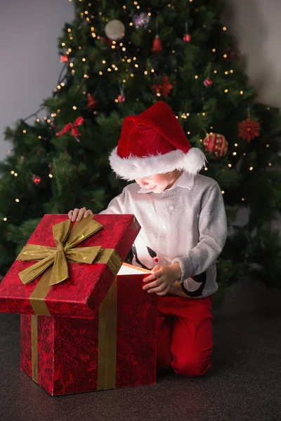 Niño abriendo su regalo de Navidad —  Fotos de Stock