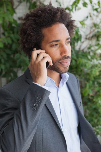 Красивый бизнесмен по телефону — стоковое фото