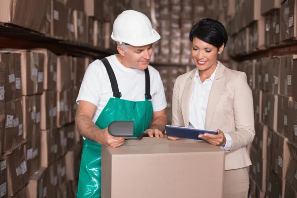 Scatola di scansione del lavoratore del magazzino con manager — Foto Stock