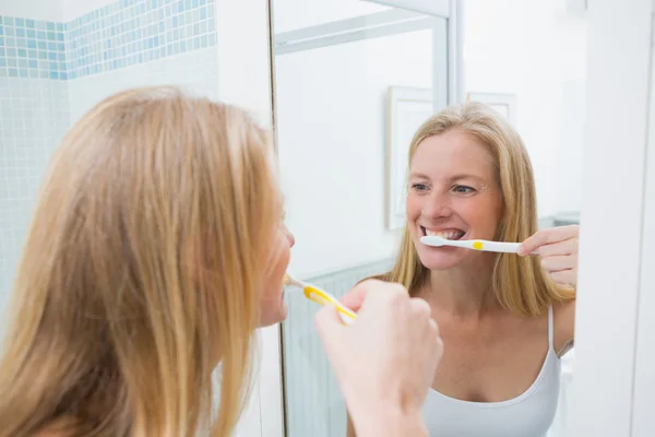 Mujer feliz cepillándose los dientes —  Fotos de Stock