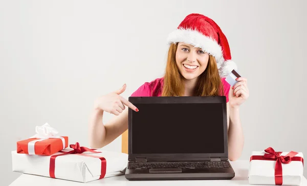 Rudy świąteczne zakupy z laptopa — Zdjęcie stockowe