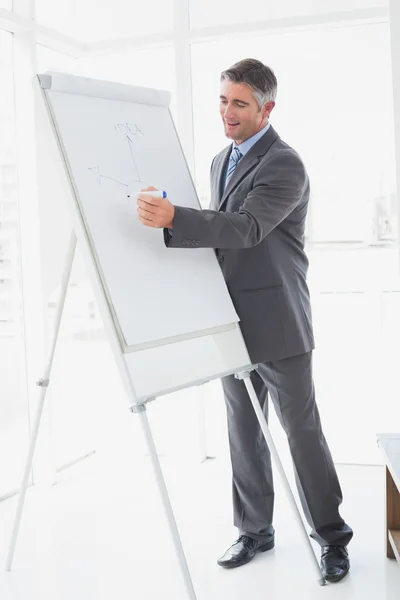 Empresário dando uma apresentação — Fotografia de Stock