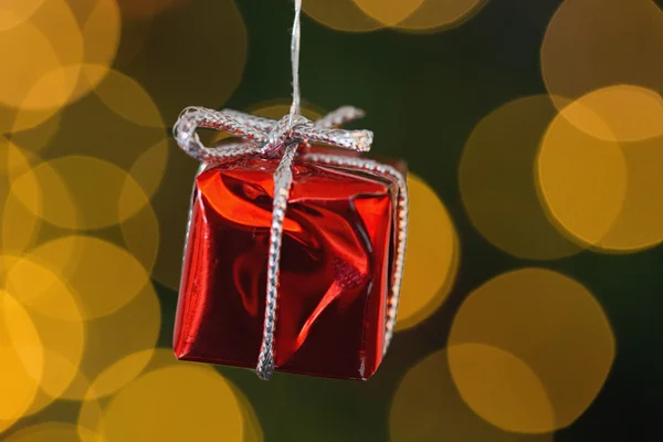 Decoración de regalo de Navidad roja colgando — Foto de Stock