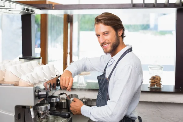 Schöner Barista, der eine Tasse Kaffee zubereitet — Stockfoto