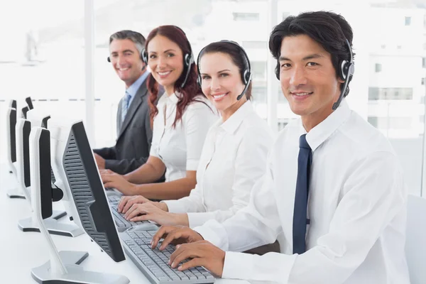 O empregado está a escrever nos computadores. — Fotografia de Stock