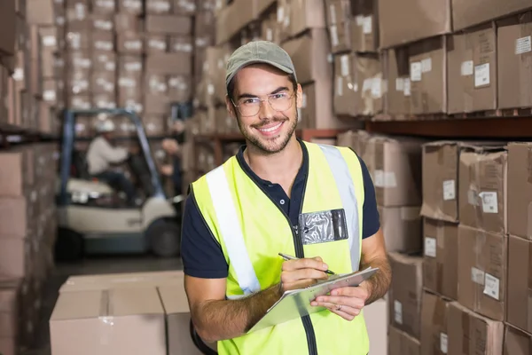 Warehouse worker with clipboard — Stock Photo, Image