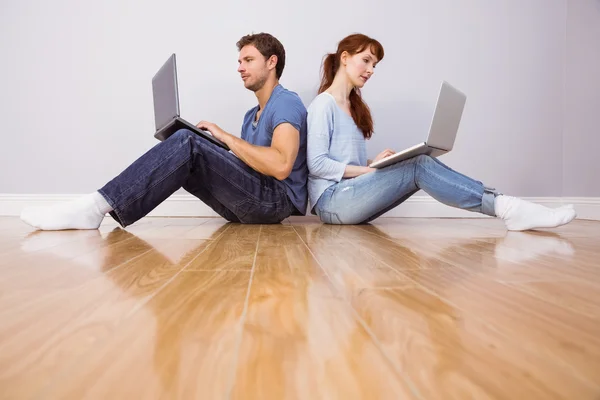 Paar, beide met behulp van laptops apart — Stockfoto