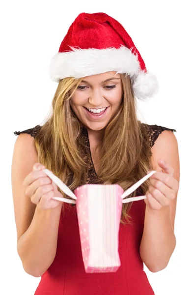 Rubia festiva abriendo una bolsa de regalo — Foto de Stock