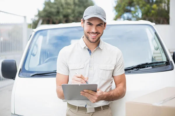 Condutor de entrega sorrindo — Fotografia de Stock