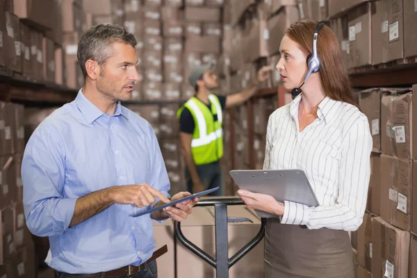 Lagerleiter und Vorarbeiter arbeiten zusammen — Stockfoto