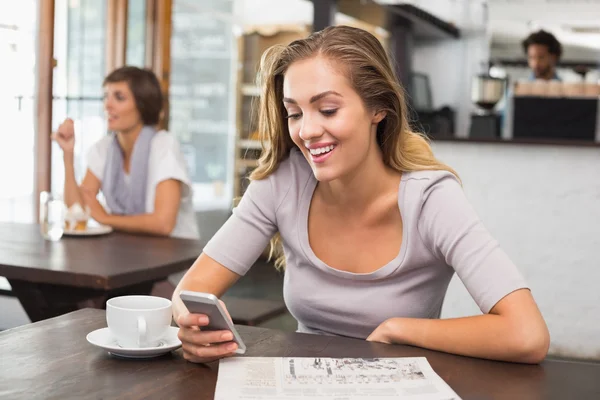 Mooie blonde verzenden SMS-bericht — Stockfoto