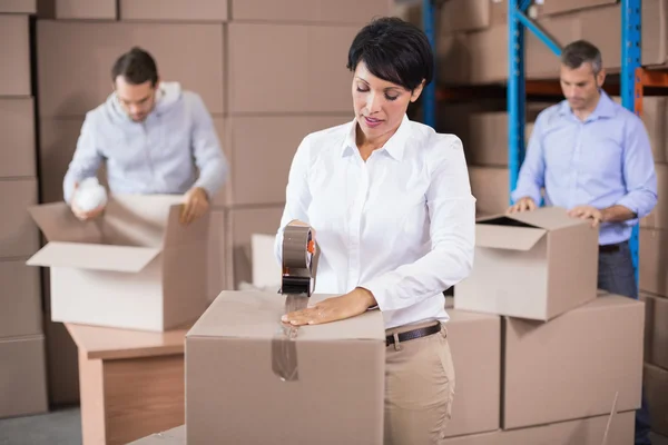 Trabajadores de almacén empacando cajas —  Fotos de Stock