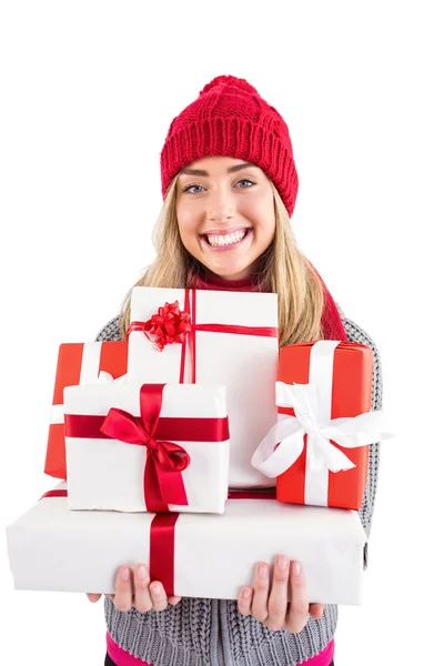 Festliche Blondine hält Berge von Geschenken in der Hand — Stockfoto