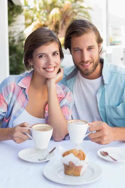 Gelukkige paar genieten van koffie samen — Stockfoto