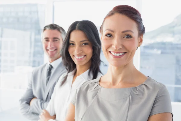 Empresária sorrindo no trabalho — Fotografia de Stock