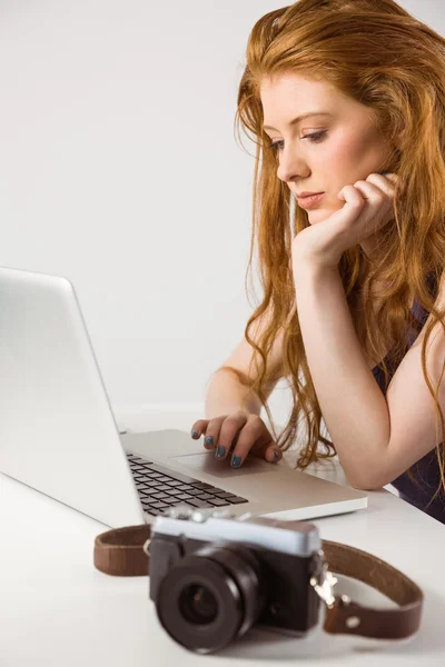 Pretty redhead working on laptop — Stock Photo, Image