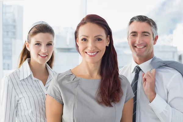 Mulher de negócios sorridente com colegas — Fotografia de Stock