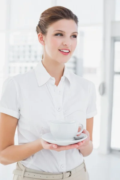 Geschäftsfrau in der Hand einer Tasse — Stockfoto