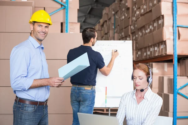Warehouse team working together on shipment — Stock Photo, Image