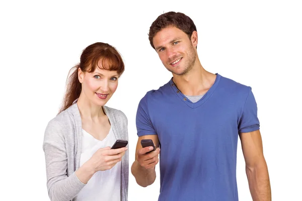 Couple utilisant leurs téléphones mobiles — Photo