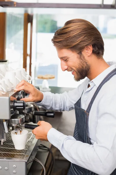 Schöner Barista, der eine Tasse Kaffee zubereitet — Stockfoto