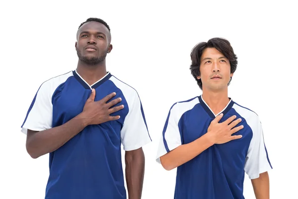 Jugadores de fútbol en azul escuchando himno —  Fotos de Stock