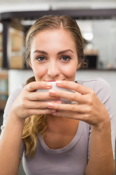 Loira bonita desfrutando de um café — Fotografia de Stock