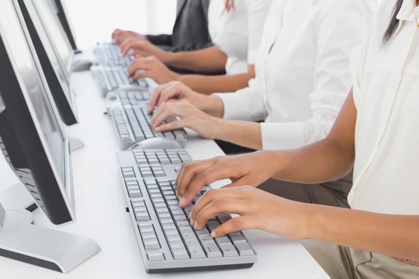 O empregado está a escrever nos computadores. — Fotografia de Stock