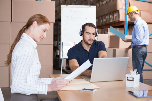 Warehouse team working together on shipment — Stock Photo, Image