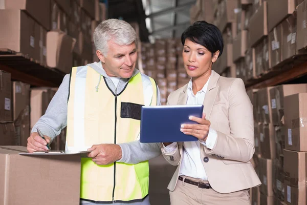 Magazijnbeheerder praten met foreman — Stockfoto