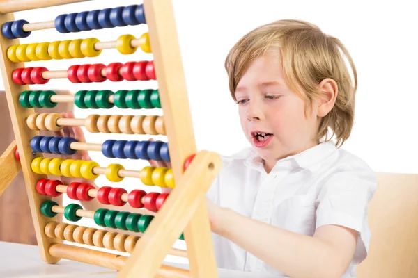 Student dělá matematika na abacus — Stock fotografie