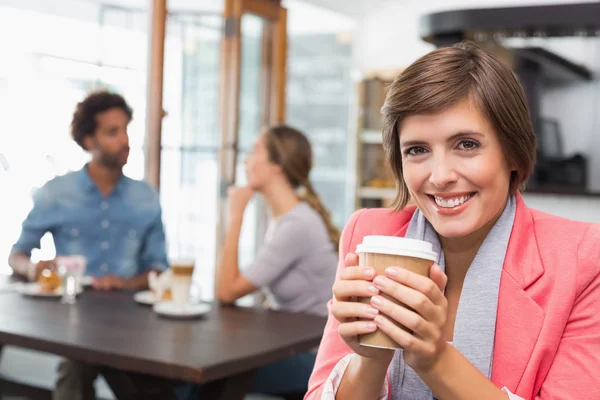 かなりブルネット彼女のコーヒーを楽しむ — ストック写真