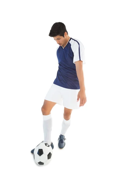 Giocatore in forma calciando calcio — Foto Stock