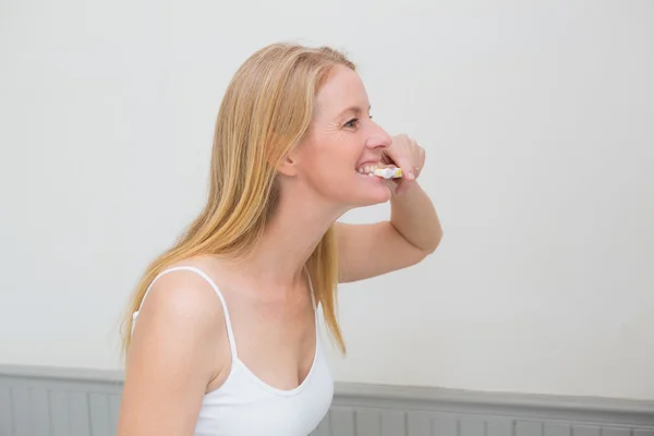 Mujer feliz cepillándose los dientes — Foto de Stock