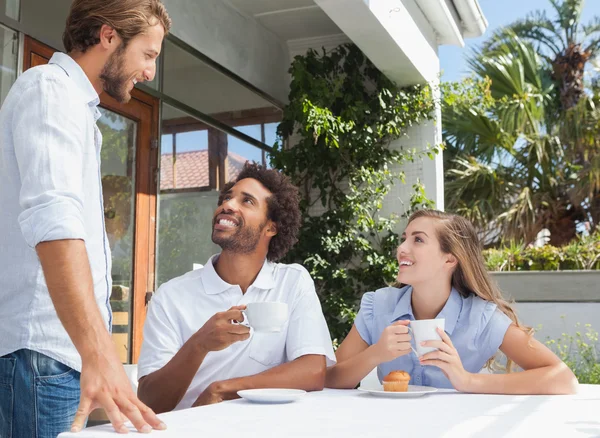 Amigos felizes tomando café juntos — Fotografia de Stock