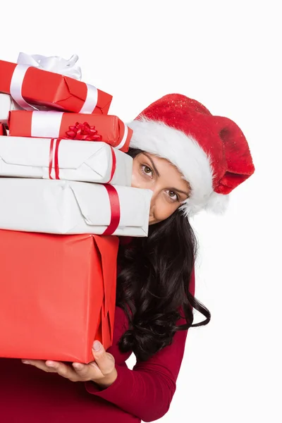 Frau hält viele Weihnachtsgeschenke in der Hand — Stockfoto