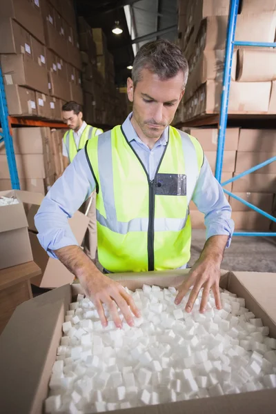 Lavoratore del magazzino che prepara la spedizione in — Foto Stock