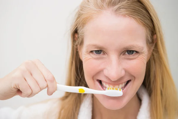 Blonde brushing her teeth — Stock Photo, Image