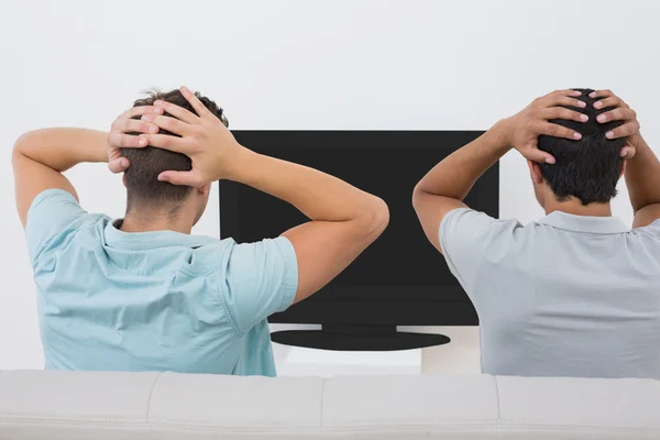 Dos fanáticos tensos del fútbol viendo la televisión — Foto de Stock