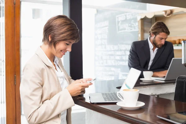 Mooie zakenvrouw bezig met haar doorbraak op laptop — Stockfoto